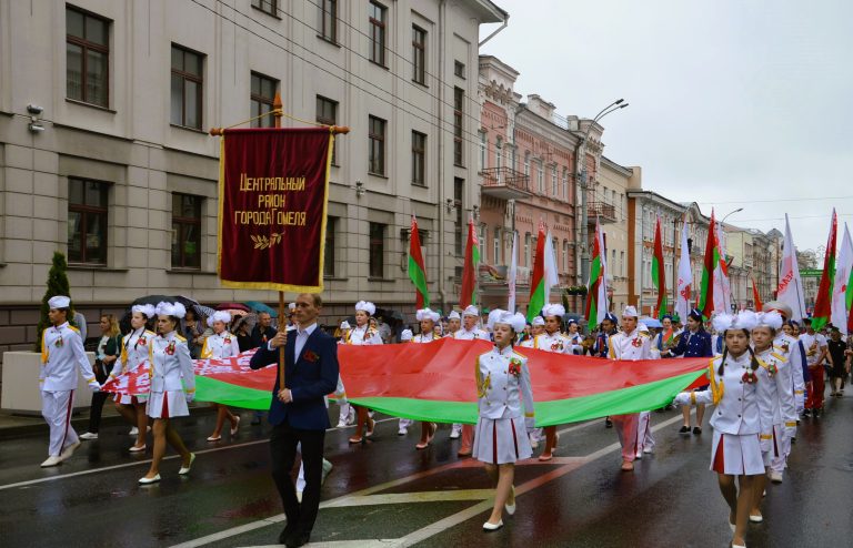 Праздничное шествие трудовых коллективов по ул.Советской