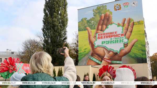 Падарунак ад “Марафону адзінства”. Мурал “Будучыня Беларусі ў тваіх руках” упрыгожыў адзін з дамоў Гомеля