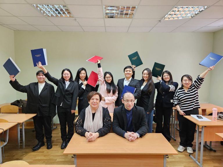 В ГГУ им. Ф Скорины вручены дипломы специалиста выпускникам – гражданам КНР