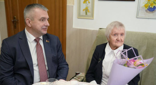 У рамках акцыі «Мы вас віншуем, баявыя сяброўкі» старшыня аблвыканкама Іван Крупко пабываў у гасцях у ўдзельніцы Вялікай Айчыннай вайны Надзеі Хахловай