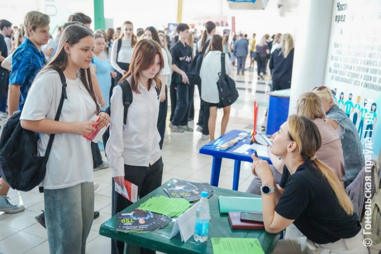 Подработка на лето: в Гомеле проходит молодежная ярмарка вакансий