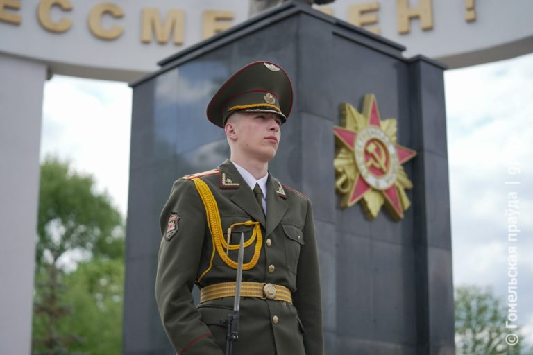 Спасибо за мир и покой: в Гомеле на Аллее Героев прошел торжественный митинг