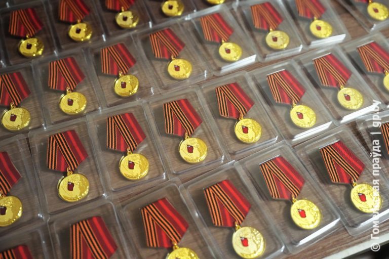 Иван Крупко вручил жителям региона юбилейные медали в честь 80-летия Победы