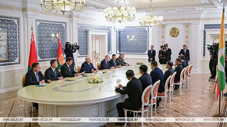 Лукашенко провел встречу с премьер-министром Мьянмы