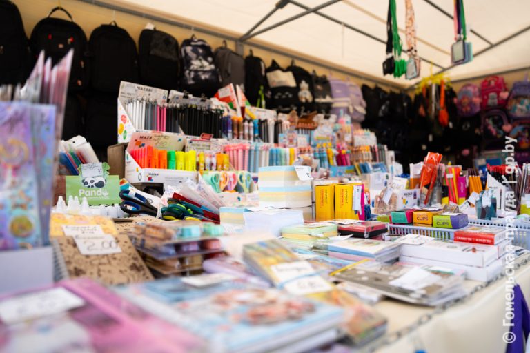 В Гомеле около Центрального рынка начала работу региональная специализированная ярмарка школьных товаров