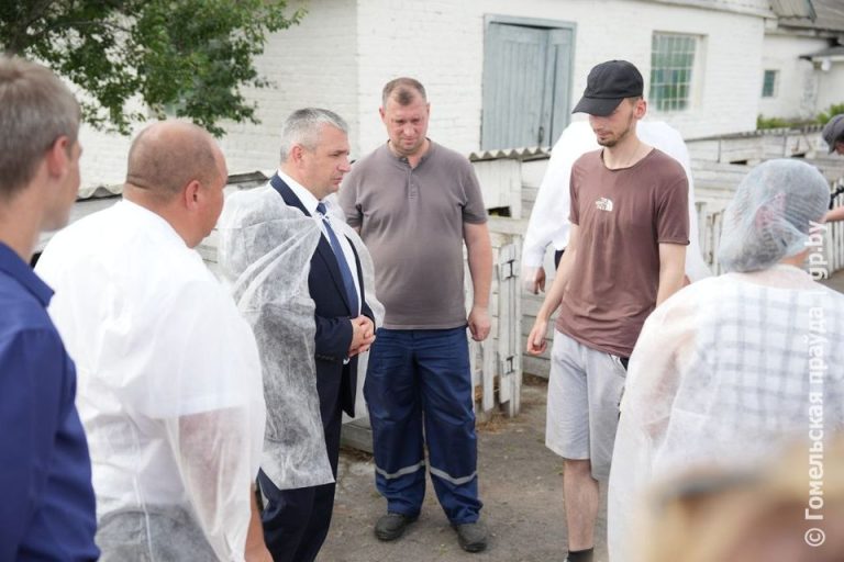 Учите молодежь… Иван Крупко и Руслан Пархамович проинспектировали молочно-товарную ферму «Новая Гута» совхоза-комбината «Сож»