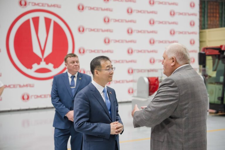 Посол КНР в Беларуси Чжан Вэньчуань посетил ГГУ имени Ф. Скорины и холдинг «Гомсельмаш»