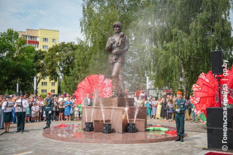 Нашы спакой і бяспека – на іх моцных плячах. Да Дня пажарнай службы ў Гомелі адкрылі сквер Ратавальнікаў