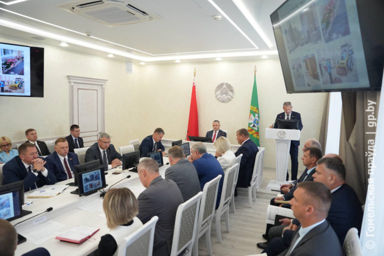 Конкурсная чысціня: на апаратнай нарадзе ў аблвыканкаме абмеркавалі ход уборачнай кампаніі і добраўпарадкаванне парковачных месцаў