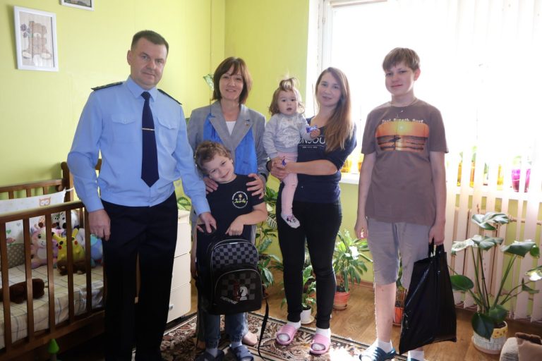 Работники прокуратуры Гомельской области вручили портфели будущим первоклассникам