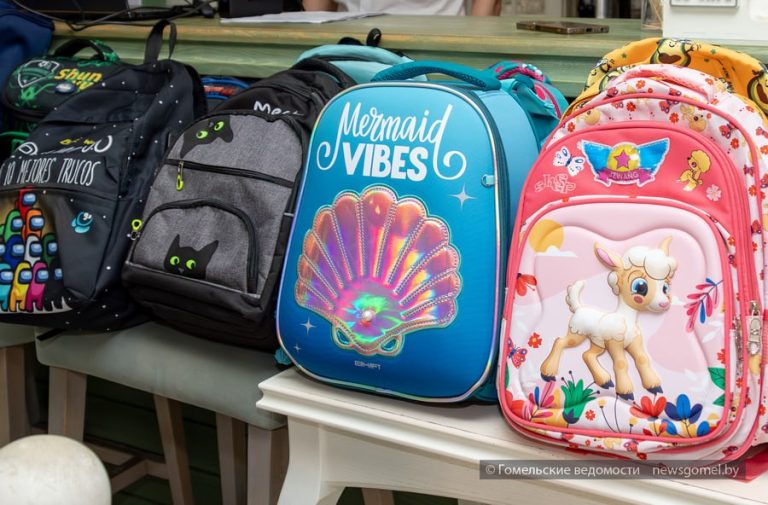 Глава администрации Дмитрий Згурский вручил портфели будущим первоклассникам