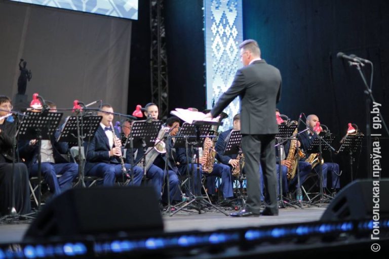 Известные и всеми любимые песни: у Ледового дворца прошел концерт «Лучший город земли»