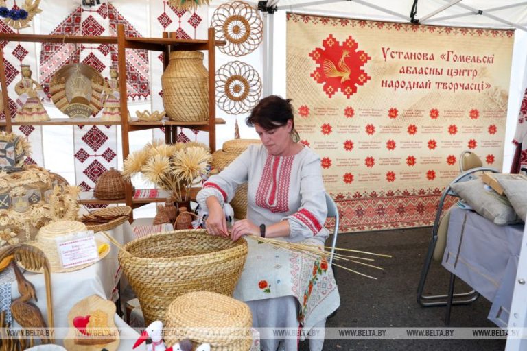 Аутентика, обряды и «Лявонiха». Чем Гомельская область удивляла на празднике письменности в Лиде
