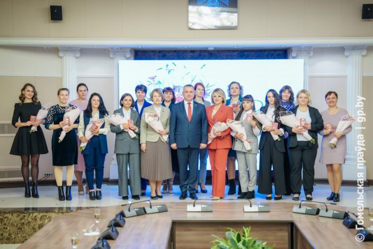 Мамы на п’едэстале: жанчыны, якія выхоўваюць пяцярых і больш дзяцей, прынялі віншаванні ад губернатара Івана Крупко