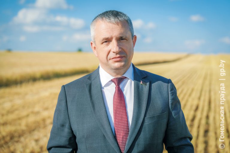 С каким караваем Гомельщина встречает дожинки, читайте в большом интервью с губернатором Иваном Крупко