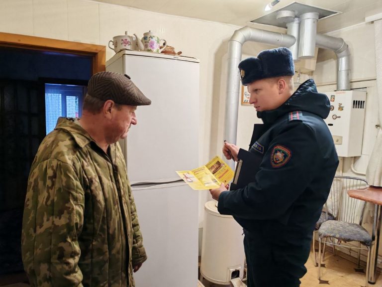 Работники МЧС проводят пожарно-профилактическую работу в рамках акции «За безопасность вместе!»