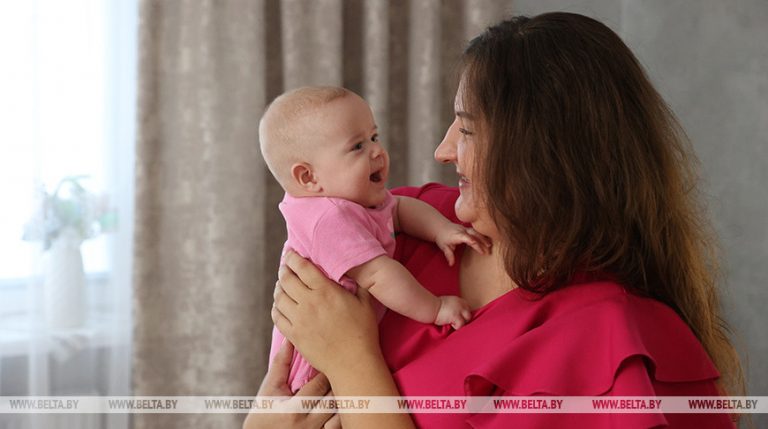 Какие пенсионные гарантии предусмотрены для мам в Беларуси, рассказали в Минтруда