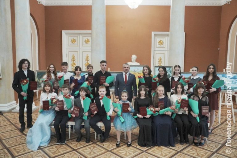 Юные звезды ярче горят: губернатор Иван Крупко вручил премии облисполкома талантливой молодежи