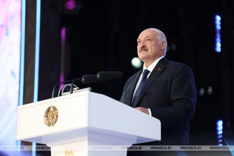 Лукашенко — творческим работникам: Беларусь — это мирный островок, где вы всегда найдете «прытулак»