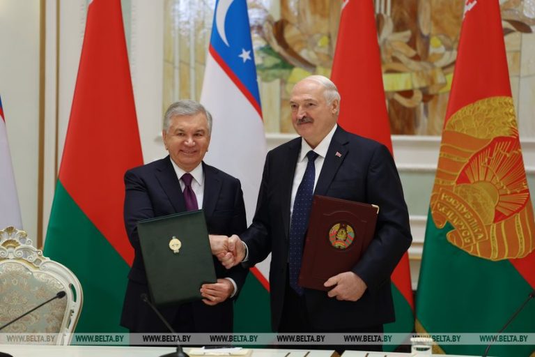 Лукашенко и Мирзиёев подписали Декларацию об установлении стратегического партнерства Беларуси и Узбекистана