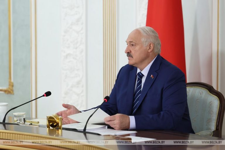 Лукашенко: чтобы вовремя и хорошо убрать урожай, в Беларуси есть все