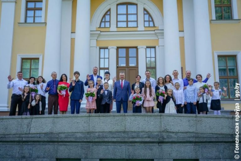Председатель облисполкома Иван Крупко встретился с финалистами республиканского конкурса «Семья года-2026»