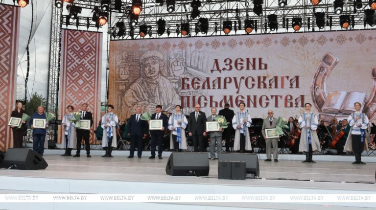 Обладателей Национальной литературной премии назвали в Костюковичах во время Дня белорусской письменности